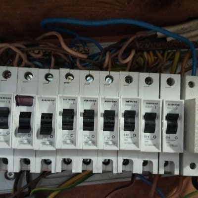 לוח חשמל עם מפסקים וחוטי חשמל צבעוניים