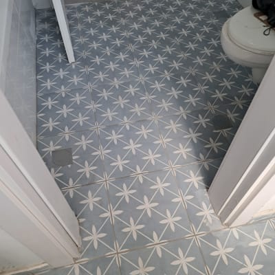 ריצוף חדש עם דוגמת פרחים בשירותים