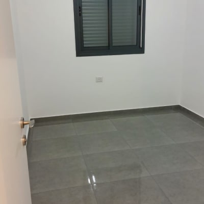 רצפה נקייה ומבריקה בחדר ריק עם חלון