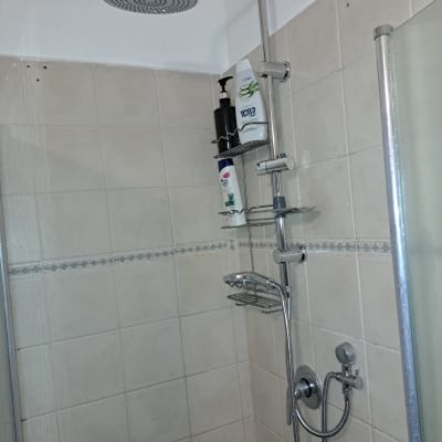 ראש מקלחת, ברז ומדף עם סבונים