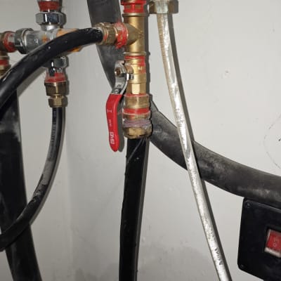 צינורות ומחברים עם ברז אדום