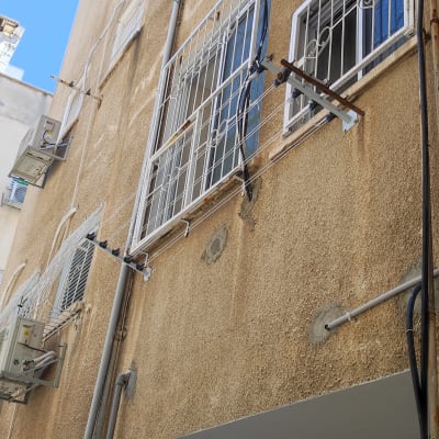 מזגנים מותקנים על קיר חיצוני של בניין