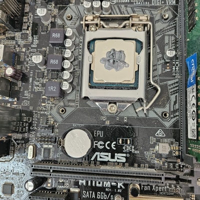 לוח אם ASUS עם מעבד ומשחה תרמית