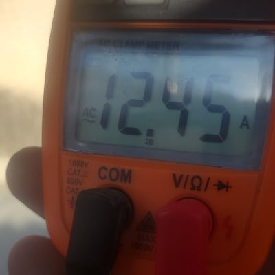מד אמפר מציג קריאה של 12.45 אמפר