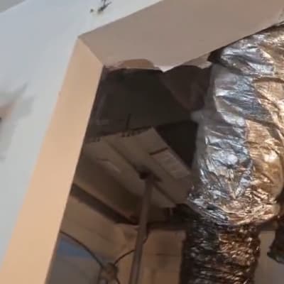 צינורות מיזוג אוויר מכוסים בנייר כסף