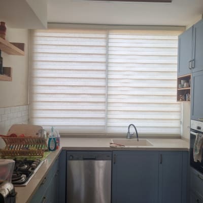 וילון גלילה במטבח עם ארונות כחולים