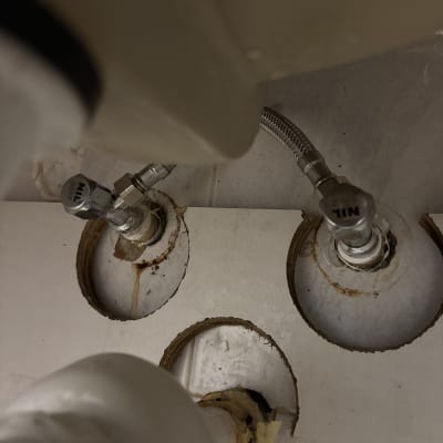 צנרת מתחת לכיור עם חיבורים וברזים