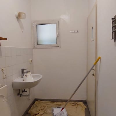 חדר אמבטיה עם ציוד לצביעה על הרצפה