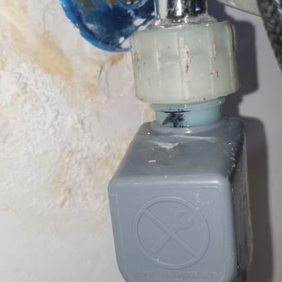 חיבור צינור פלסטיק עם אטם מתכת