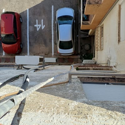 חוטי חשמל וצינורות על קיר חיצוני של בניין