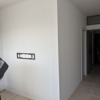 קיר גבס עם מתקן לטלוויזיה