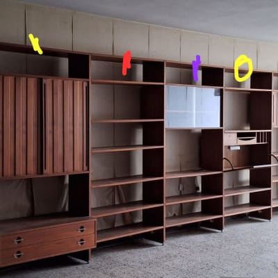 ארון עץ עם מדפים ודלתות, מתאים לעבודת נגרות