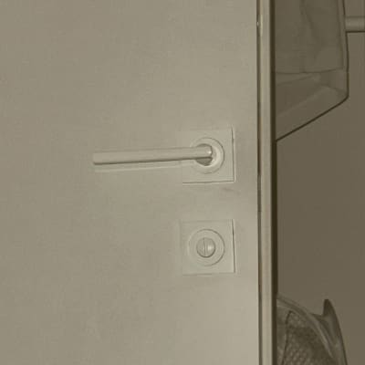 ידית ודלת לבנה עם מנעול