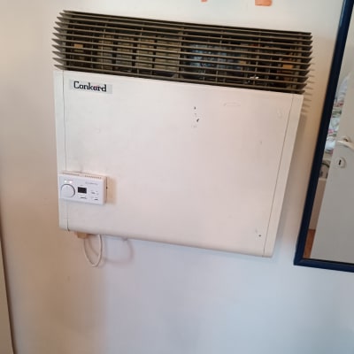 יחידת מיזוג אוויר על קיר עם תרמוסטט