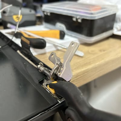 חלקי מחשב עם כלי עבודה על שולחן