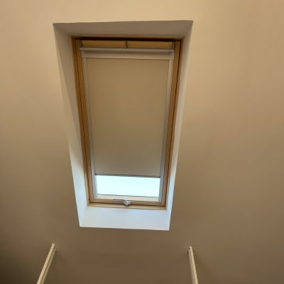 חלון גג עם תריס גלילה סגור בתקרה