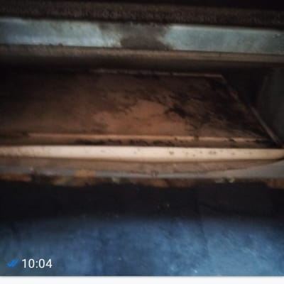 תמונה של חלקי מזגן עם צינורות וחיבורים