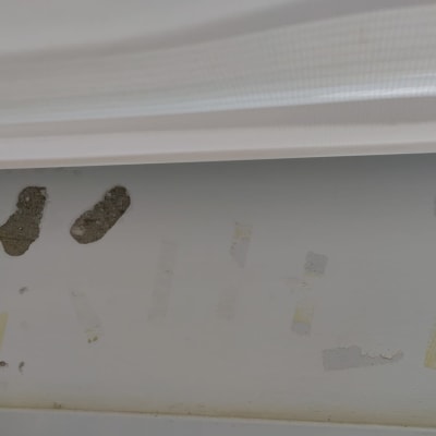 קיר עם תיקוני טיח וכתמי צבע שונים