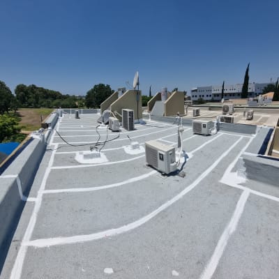 גג עם קווים לבנים לאיטום סביב מזגנים