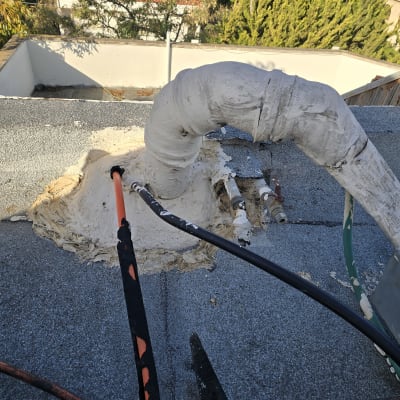 איטום גג עם צינורות וחומרים אטומים