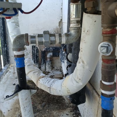 צנרת ומחברים במערכת חימום סולארית