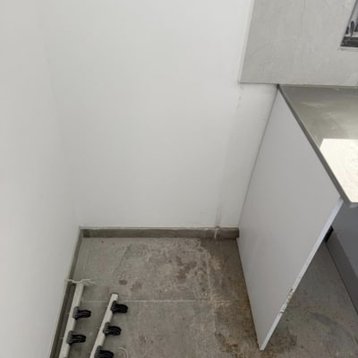 פינה עם ארון פתוח ורצפה מלוכלכת