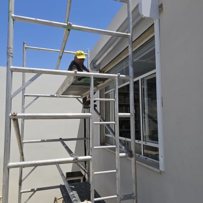 פיגום אלומיניום ליד חלון בניין