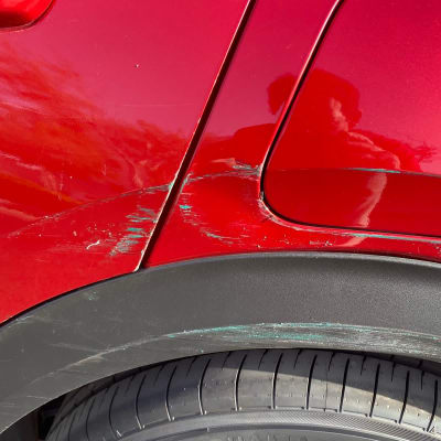 שריטות על פגוש רכב אדום