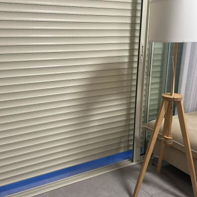 תריסים סגורים ליד מנורה וספה בחדר מגורים