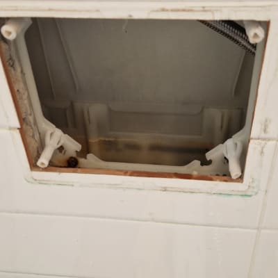 פתיחת מנגנון ניאגרה סמויה לצורך תיקון או תחזוקה