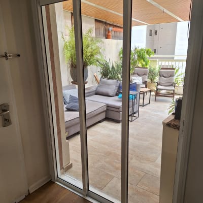 דלת הזזה מאלומיניום עם נוף למרפסת