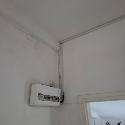 לוח חשמל מותקן על קיר פנימי