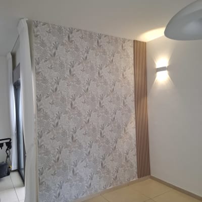 קיר עם טפט עלים ודקורציה מוארת