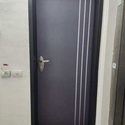 דלת אפורה עם ידית וכמה פסים אנכיים לבנים