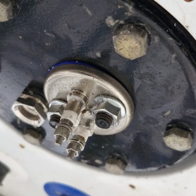 חיבורים חשמליים עם ברגים ואומים על לוח מתכת