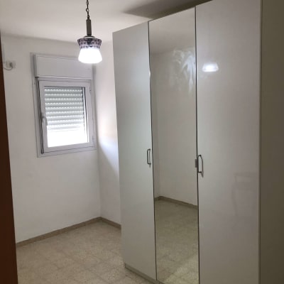 חדר עם ארון בגדים ומנורה תלויה