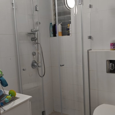 מקלחון זכוכית עם ראש מקלחת עגול ומדף מוצרים