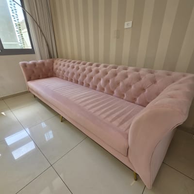 ספה ורודה בחדר עם קירות מפוספסים