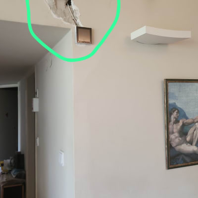 קיר עם חור ותיקון חשמלי