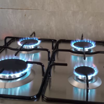 כיריים גז עם להבות כחולות במטבח