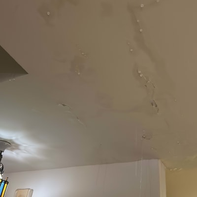 תקרה עם סימני רטיבות ונזילות מים
