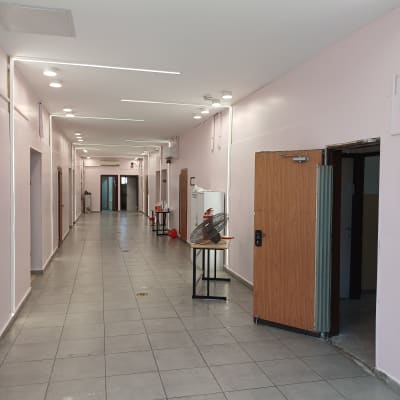 מסדרון עם דלתות פתוחות, דלי ומברשת צביעה