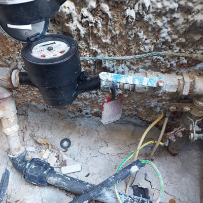 מד מים מחובר לצנרת עם ברזים וחיבורים