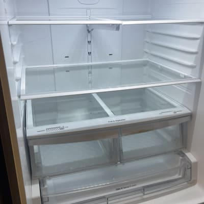 מקרר נקי וריק עם מדפים שקופים