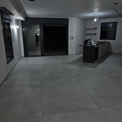 רצפה נקייה במטבח מודרני עם תאורה רכה