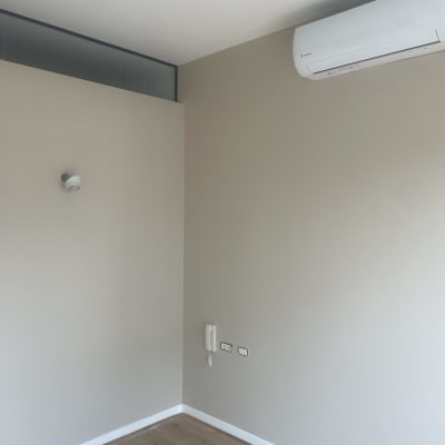 קיר צבוע בצבע בהיר עם מזגן מותקן