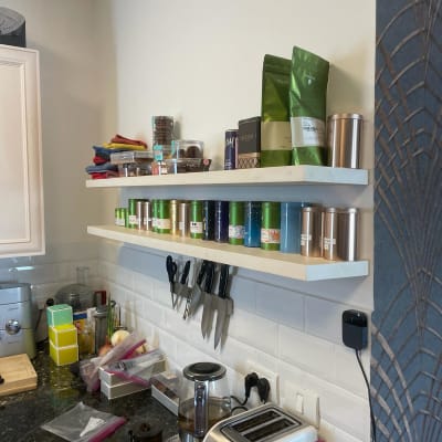 מטבח עם מדפים, סכינים וכלי מטבח על הקיר