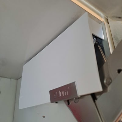 מנגנון מתכת לפתיחת דלת ארון מטבח