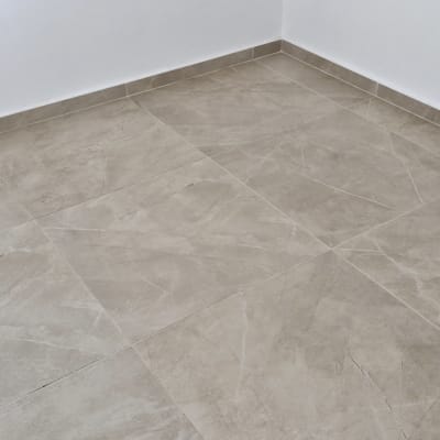 רצפה נקייה עם אריחים בהירים