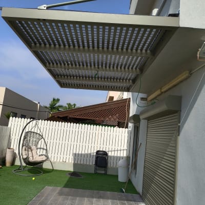 פרגולה מאלומיניום מחוברת לקיר עם מוטות תמיכה